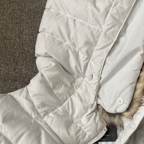 Eddie Bauer XXL Women's White Quilted Vest with Faux Fur Trim - Picture 5 of 12